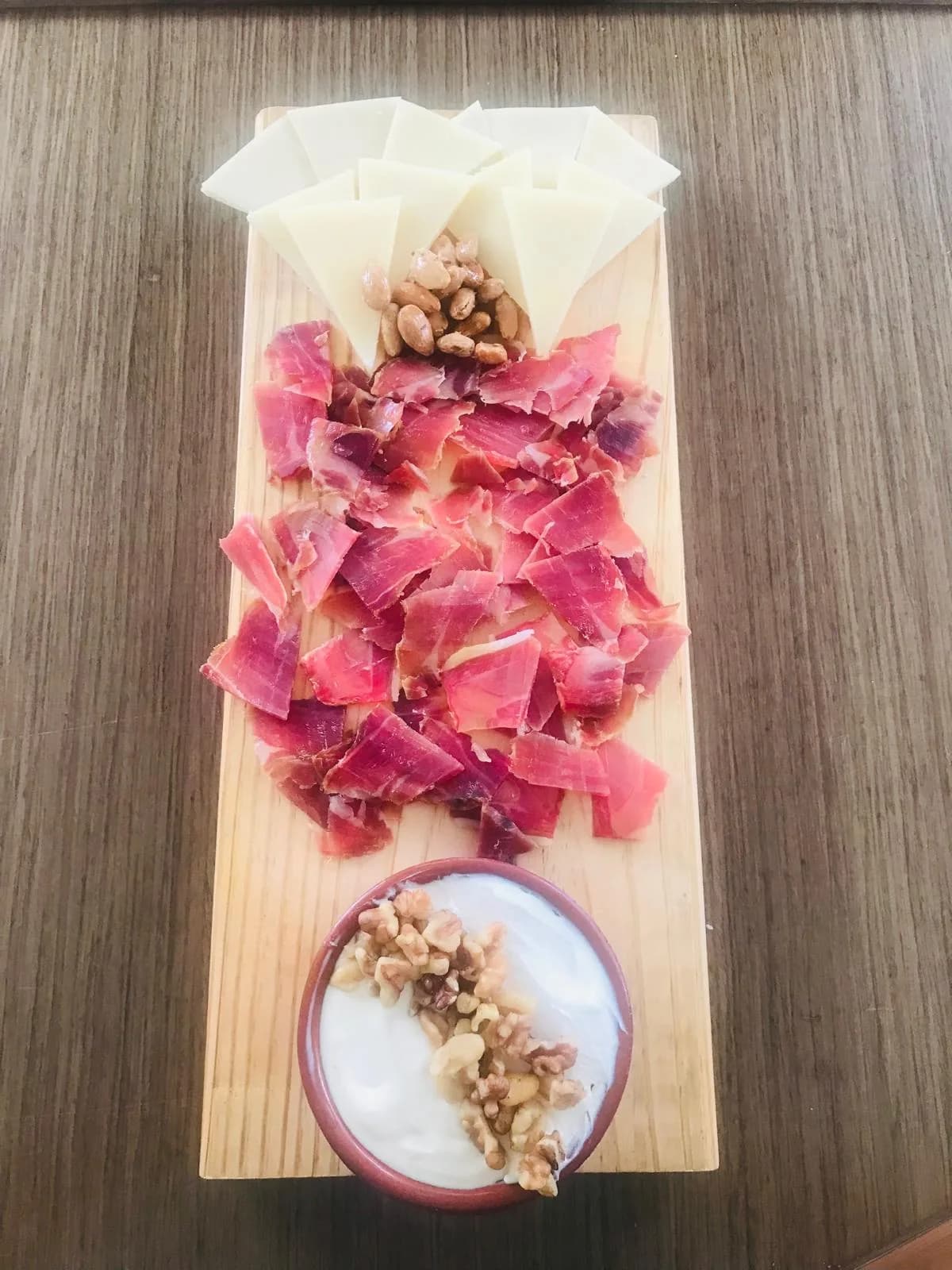 Tabla de jamón, queso y frutos secos