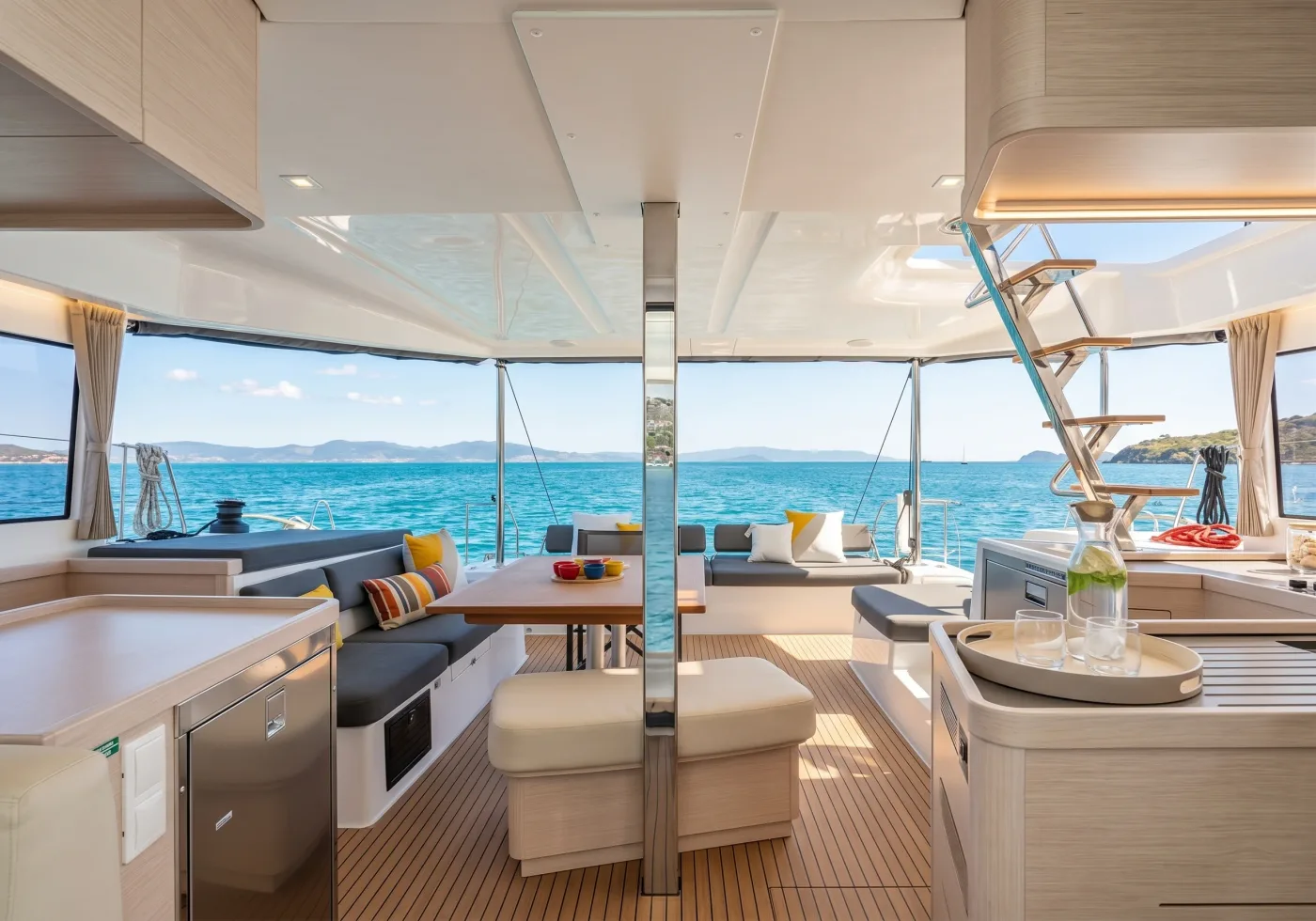 Salón y cockpit abierto a bordo, con vista al mar